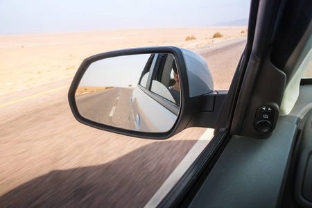 汽车镜子, 路和黄色沙漠在夏天附近