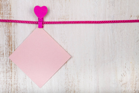 粉红色纸为笔记和心脏垂悬
