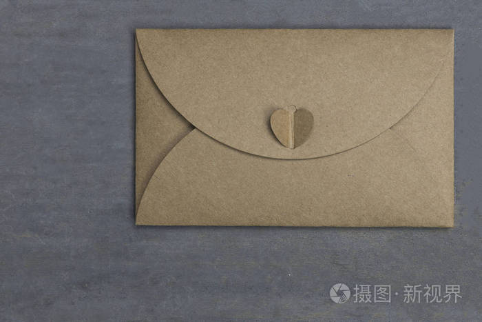 木材背景用棕色再生纸制成的信封