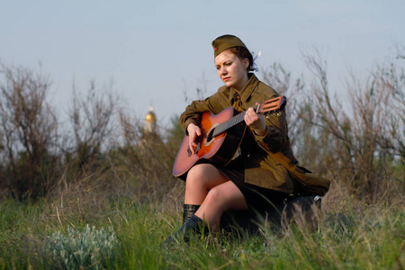 穿二战制服的漂亮的苏联女兵弹吉他