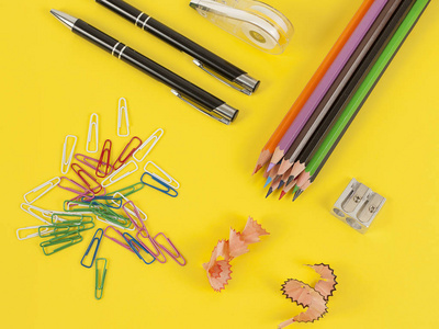 一些不同的颜色和一个削铅笔刀的彩色的铅笔