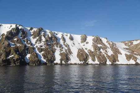 雪中的高海岩石