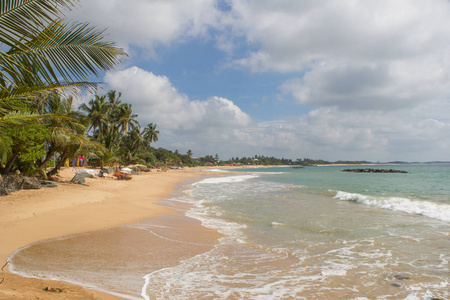 美丽的海滩。不错的热带海滩，与棕榈树围绕的视图