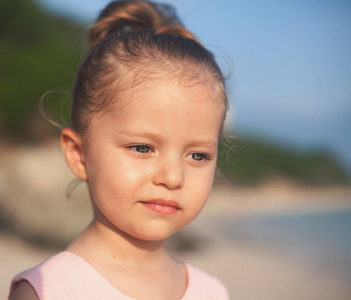 概念, 抽象形象美丽的小女孩在海滩