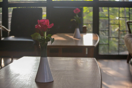 桌上的粉红色玫瑰, 爱和心的概念在为的是