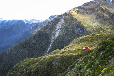 利物浦小屋坐落在新西兰南岛 Matukituki 山谷的一个大悬崖边上。