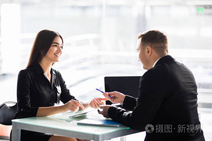 商人坐在桌前, 在办公室签合同