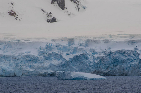 南极冰雪中的冰川