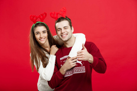 圣诞节概念浪漫情侣在圣诞毛衣 huging 彼此