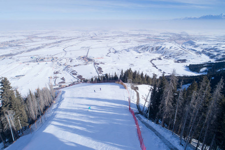 高山滑雪和滑雪胜地的鸟瞰图