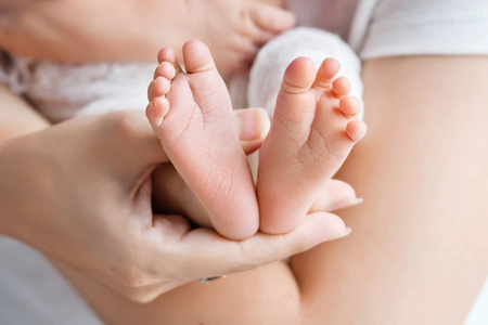 宝宝脚在母亲的手中。小初生婴儿的脚上女性 Sh