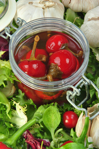 桌子背景上碗中沙拉用红椒蔬菜的特写照片