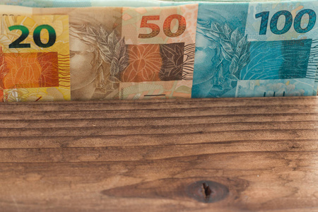 巴西的钱在木制背景上，有空间铭文。
