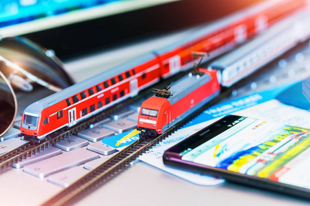 笔记本或笔记本电脑上的玩具火车车票护照和银行卡