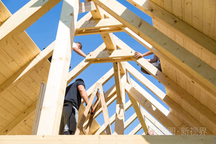在工作与木质屋顶施工的建设者