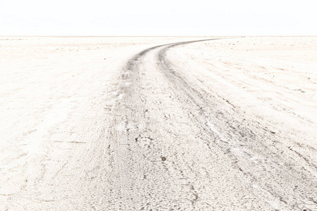在埃塞俄比亚的达纳基尔，非洲，盐沙漠中的地面和道路