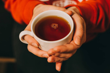 手持一杯热茶的女子手特写