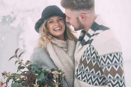 幸福的男人和女人在冬季室外的照片