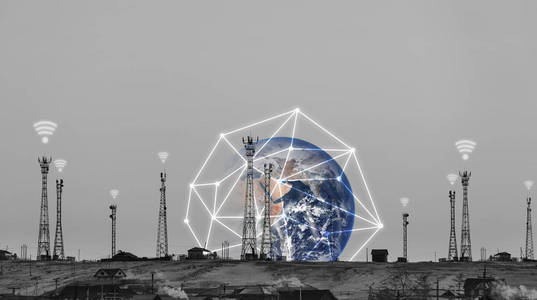 带有无线信号标志和全球网络连接的电信塔。 这幅图像的元素由美国宇航局提供