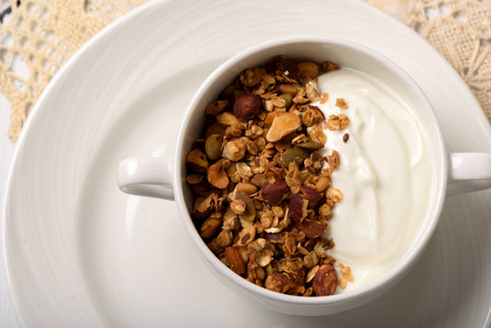 健康早餐 希腊酸奶与自制麦片在白色碗