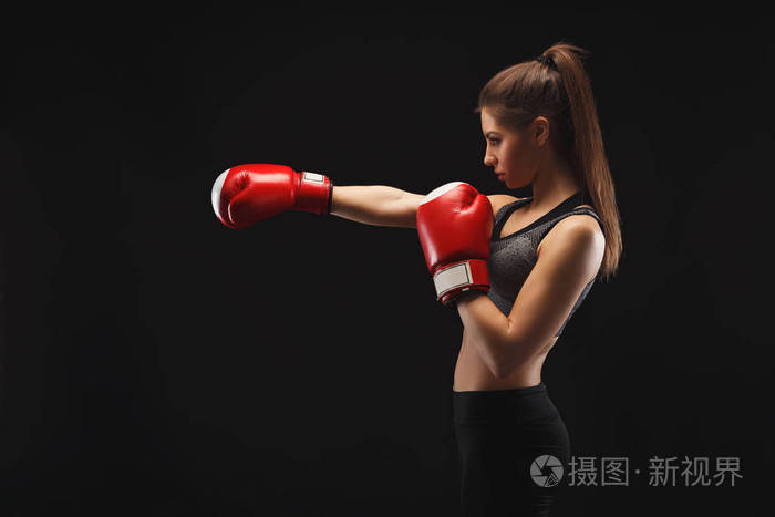 一个华丽的年轻女子与拳击手套侧面视图