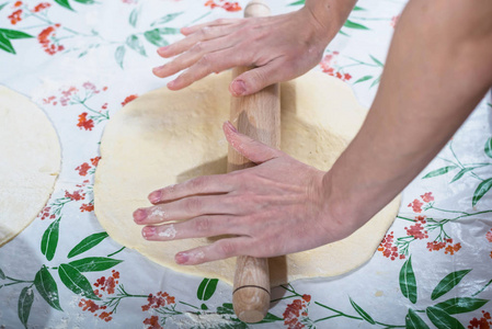 女性手推出自制烘焙面团