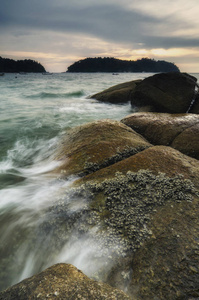 美丽的海景景观的热带岛屿. 软波浪撞击海岸线