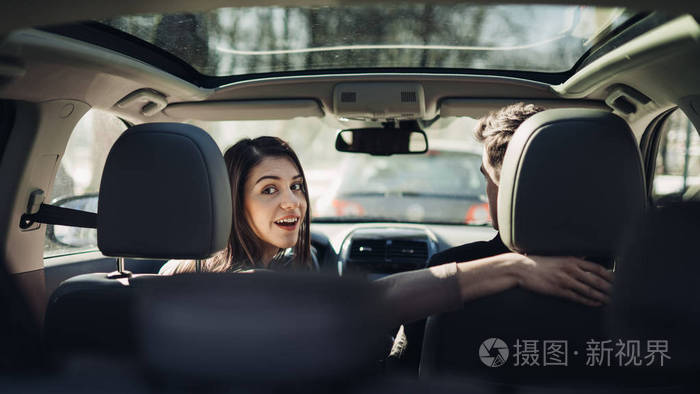 享受乘车,旅游,公路旅行的概念.司机感到快乐和安全.