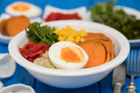 健康碗配蔬菜和煮蛋