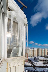 大冰柱挂在房子的阳台上城市图片