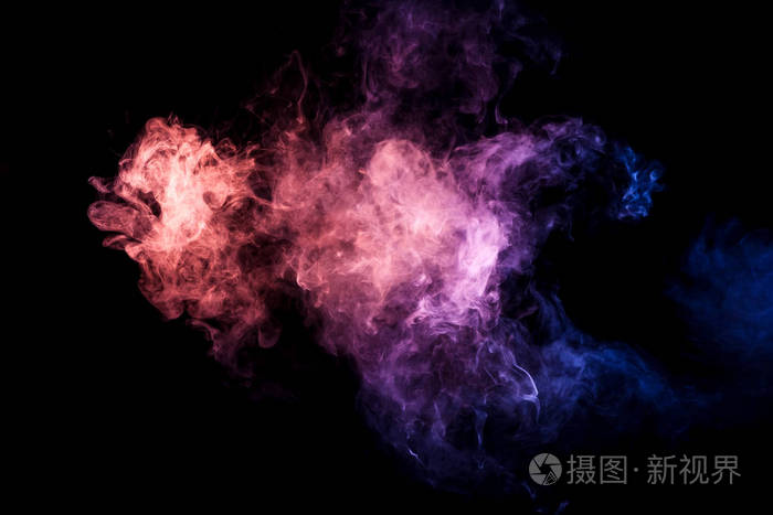 浓密的五彩烟红色粉红色蓝色在黑色的孤立背景上烟雾蒸气的背景
