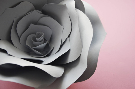粉红色背景上五颜六色的手工纸花。 老式纸花。 紫外线灰色花纸背景图案可爱的风格。 玫瑰是用纸做的。
