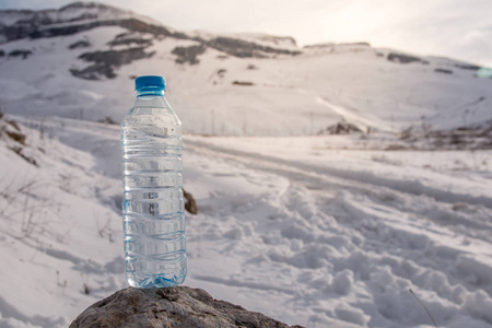 雪山山顶水瓶