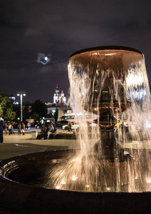 莫斯科博肖剧院广场上美丽的喷泉。 莫斯科城市的夜景。 俄罗斯著名的地方。