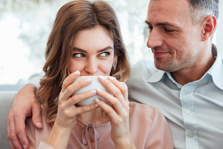 一对快乐的年轻夫妇喝咖啡的肖像