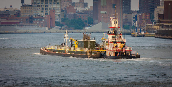 纽约东河上的拖船。