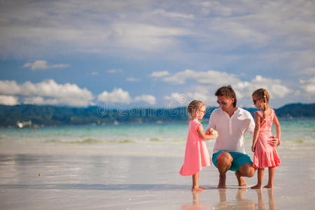 热带地区可爱的小女孩和年轻的父亲