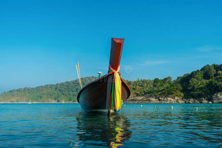 热带岛屿海滩上的泰国船
