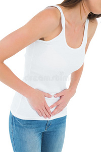 腹部疼痛的普通女性的中段特写