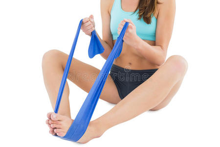 健身女性用蓝色瑜伽带锻炼