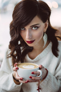 喝咖啡的年轻女孩