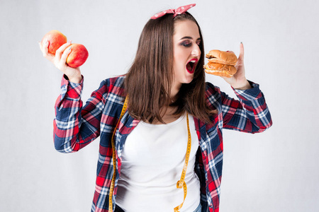 不健康的食物脂肪妇女概念, 饥饿的女孩 Xxl 吃坏食物
