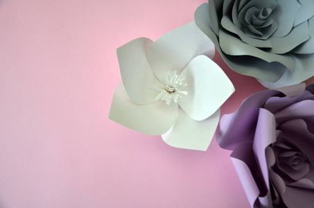 花卉背景。彩色手工纸花在粉红色的背景。老式的纸花。超紫, 灰色, 花纸背景图案可爱的风格。玫瑰由纸制成。快乐女人大