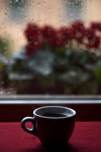 一杯热咖啡在窗前的雨滴