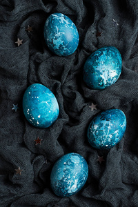 黑色背景蓝色手绘复活节彩蛋