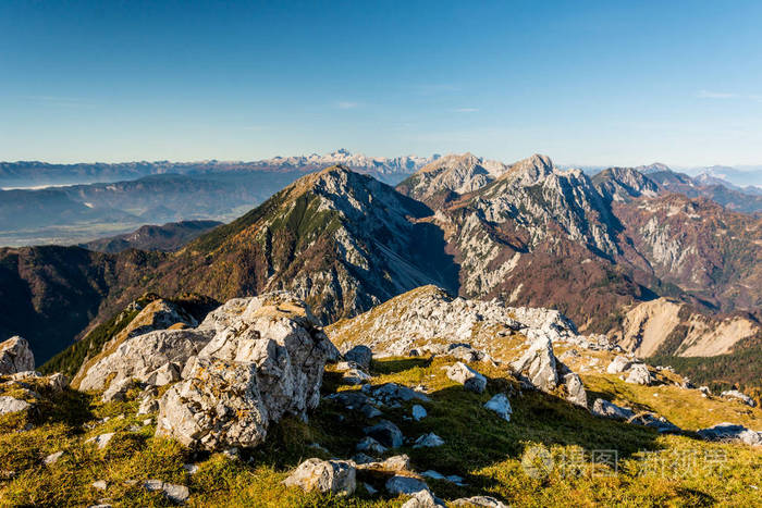 壮观的山山脊全景