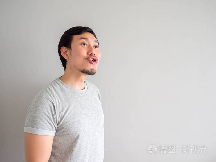 男人用嘴巴呼吸和吹气感到快乐