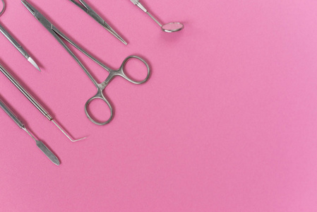 在粉红色的表面是医疗牙科仪器