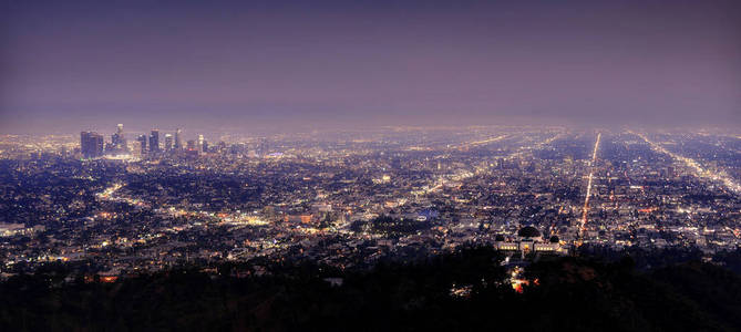 洛杉矶地平线在晚上