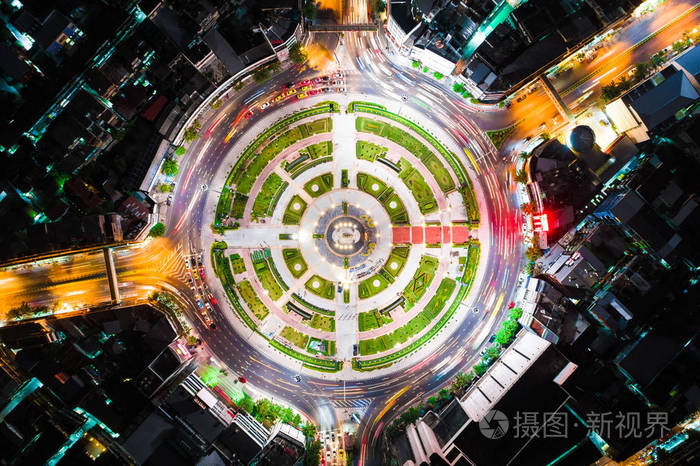 环形交叉路口交通道路车灯运动鸟瞰图